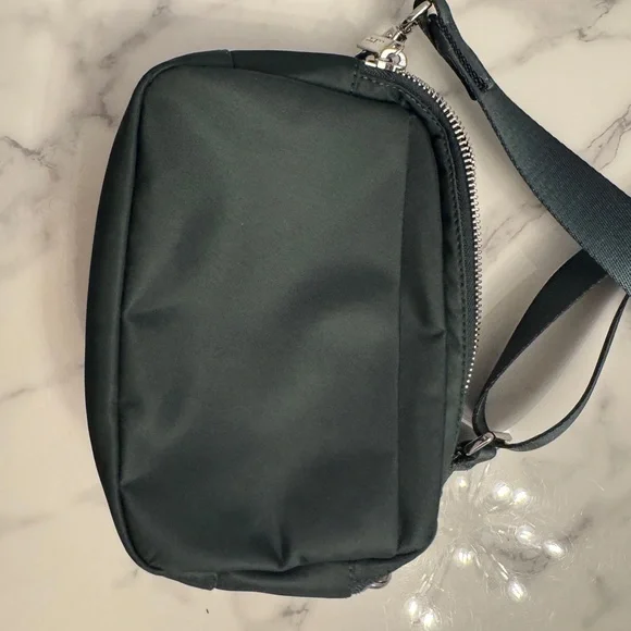 Lululemon Everywhere Crossbody Bag 2L, metal hardware, Legacy Green/Silver - Picture 4 of 8